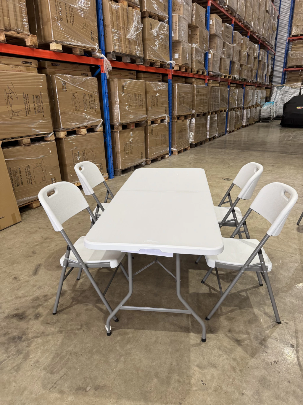 Mesa Blanca con 4 Sillas